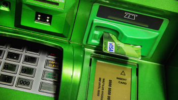 Сбер заботится об экологии – банкоматы научились принимать карты на переработку